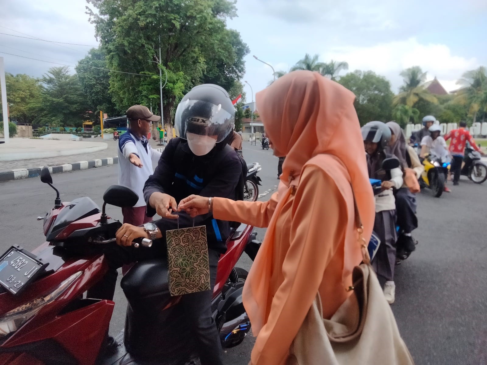 DWP Inspektorat Daerah Turut Berbagi Takjil Buka Puasa Ramadan 1445 H